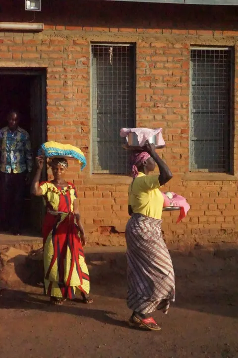 femmes Lese devant le bureau de traduction